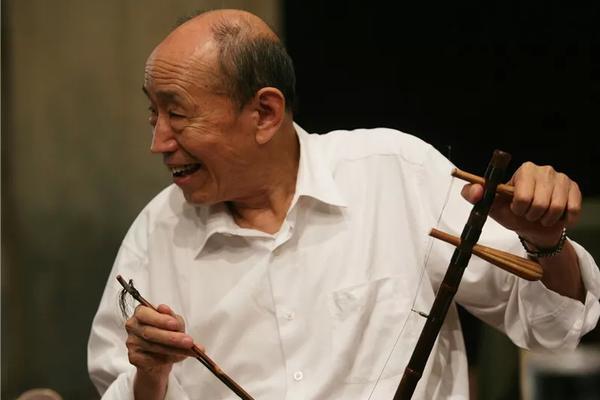 小伙查閱字典蚊子吸血_中國最貴的英語考試，開始鬧破產(chǎn)了