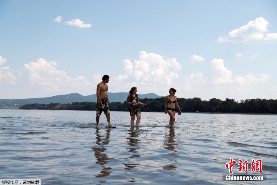 香港一天橋電梯疑似故障冒煙 至少7人一度被困