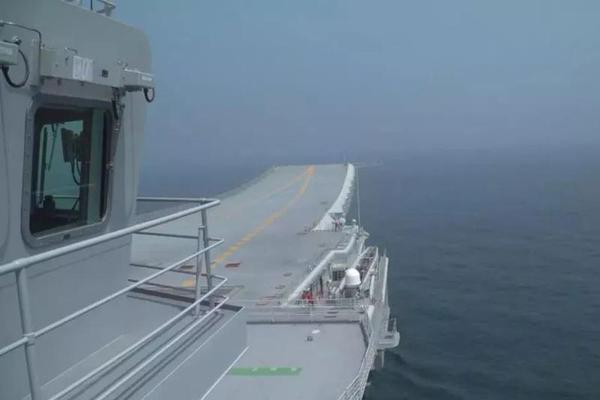 回鄉(xiāng)探親帶了10個(gè)保鏢，進(jìn)村看到養(yǎng)父被鎖狗籠，村霸：你算老幾！