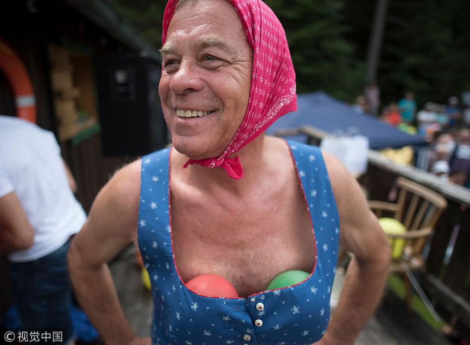 怎么獲得別人的快遞信息_普京開車曾遇到快遞員橫沖直撞：我有時不閃警燈也不帶車隊