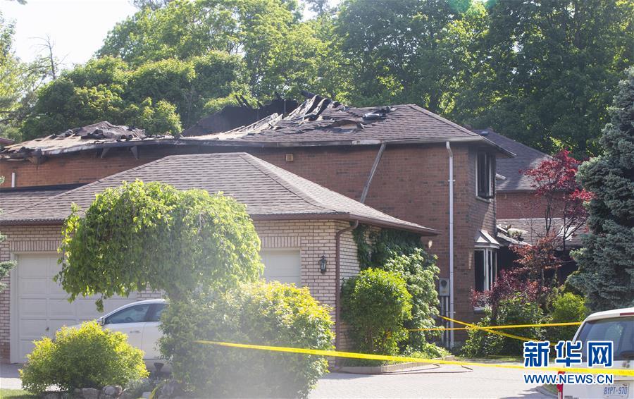 西班牙郵政correos_江蘇淮安:中學(xué)生參加校園科技節(jié) 與人形機(jī)器人互動(dòng)