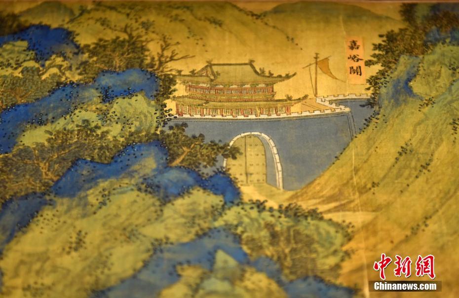 楊冪化身冬日雪地少女 穿短裙秀白嫩大長腿