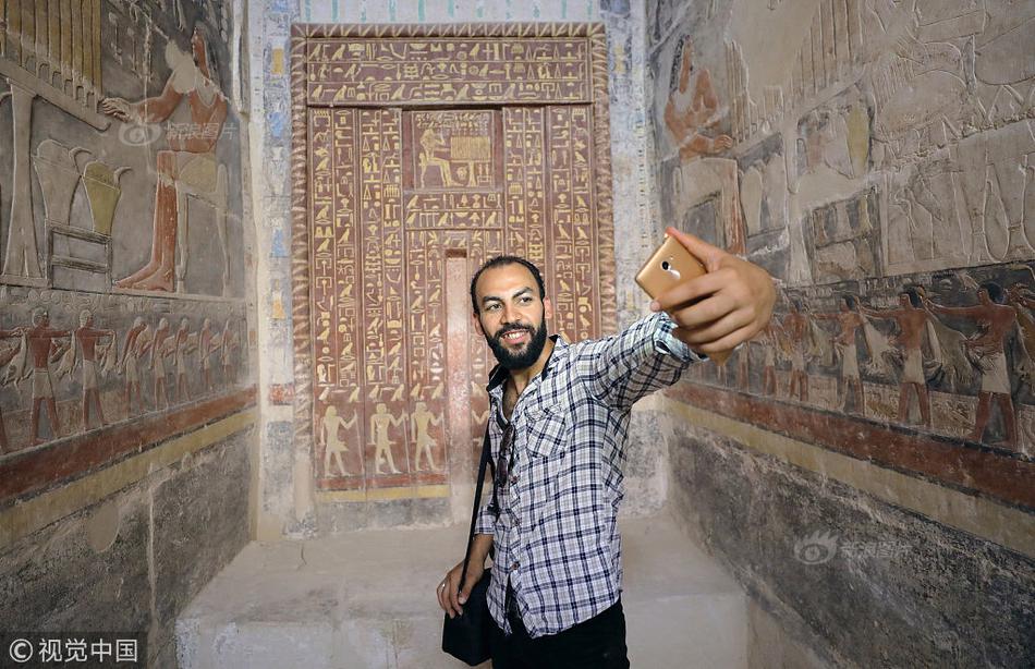 上海業(yè)主自掏腰包裝防盜門 遭外開門鄰居起訴要拆除