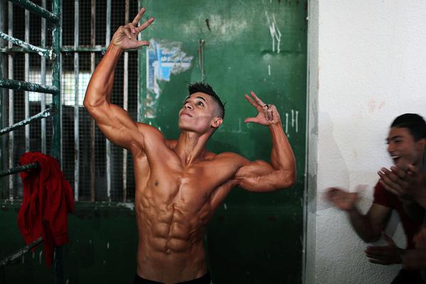 用自己身份證幫助別人組織賣(mài)淫_微博CEO王高飛談AI手機(jī)：發(fā)微博功能待確認(rèn) 主流應(yīng)用操作存限制