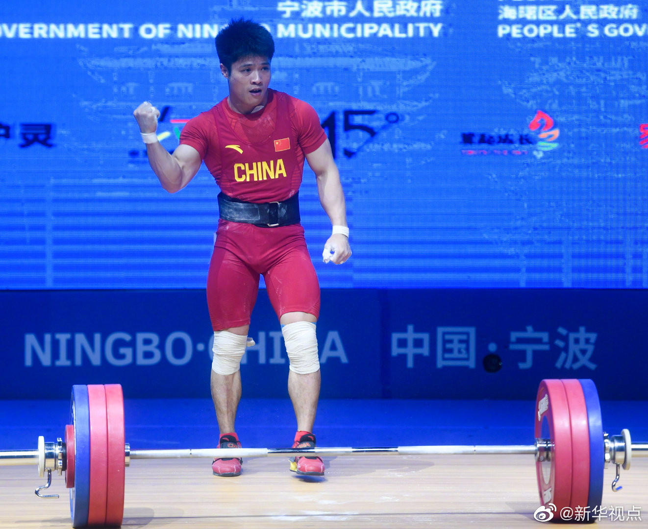 油煙機(jī)該選頂吸還是側(cè)吸