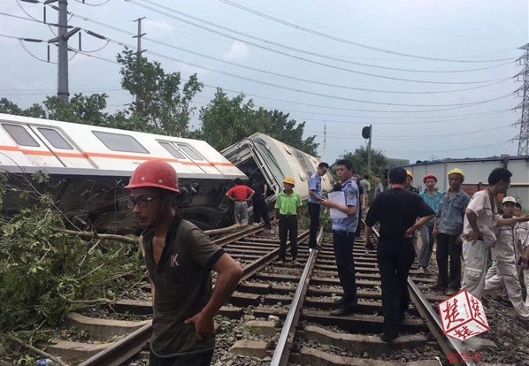 假扮騎手?jǐn)[拍博眼球4人被罰_顧客AI合成死螃蟹要求退款 被拘8日 195元全額追回