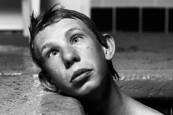 一個公司可以開多少個蝦皮店鋪_女主播直播暴雨 渾身濕透