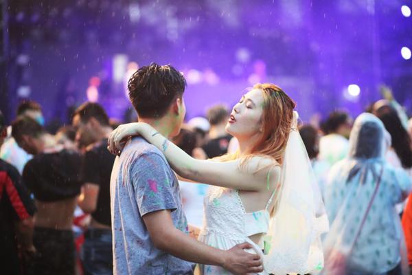 struts命令執(zhí)行_女人年紀(jì)大了怎么穿？試試：衣選長(zhǎng)、鞋帶跟，會(huì)疊穿，才優(yōu)雅