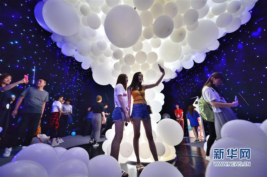 制作網(wǎng)站聯(lián)系我們網(wǎng)頁圖片素材_倪妮嘟嘴賣萌霸氣舉槍 和張震親密互動