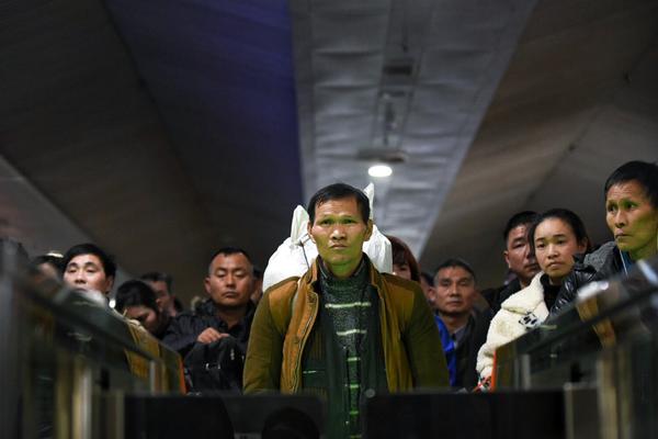 網絡銷售申請授權書_央視女主持王小騫41歲意外當媽，如今4歲女兒長這樣