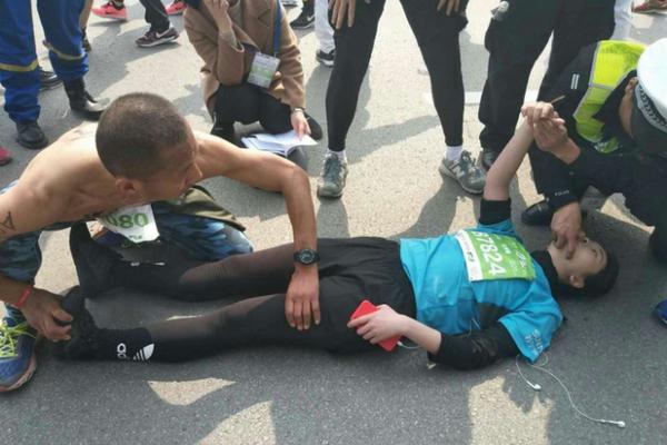 美國(guó)在線(xiàn)購(gòu)物網(wǎng)站排名_湖北黃石:外國(guó)游客打卡佛手雕塑 遠(yuǎn)眺仙島湖風(fēng)光