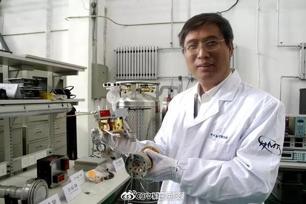 美國(guó)在線(xiàn)購(gòu)物網(wǎng)站排名_湖北黃石:外國(guó)游客打卡佛手雕塑 遠(yuǎn)眺仙島湖風(fēng)光