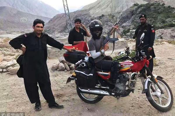 高校領導布置“重要任務”：要求學生給其子唱歌比賽投票