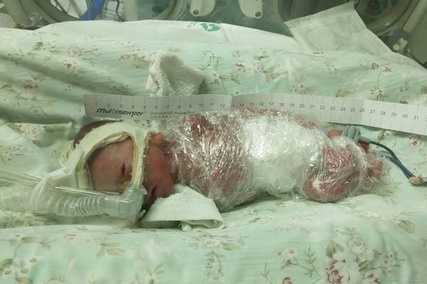 youtue視頻下載_章子怡朱麗葉比諾什合照