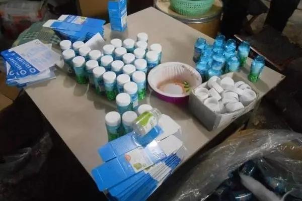 美國一黑熊爬上電線桿與線路工人周旋