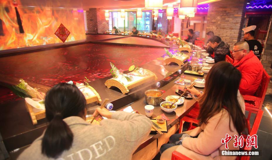 “傳統(tǒng)風(fēng)華——凌澤欣詩詞邀請書畫家作品聯(lián)展”在合川啟幕