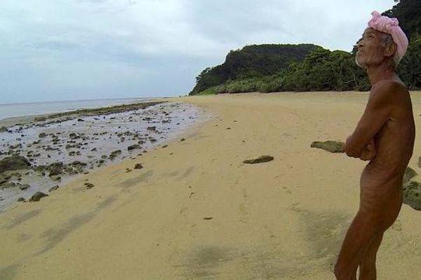 公司網(wǎng)站費(fèi)用一年多少錢_魔術(shù)師表演毫無破綻 看不出他竟是盲人