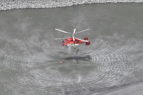 網(wǎng)頁在線玩斗地主游戲網(wǎng)頁版_搶先試駕捷途山海L7 PLUS