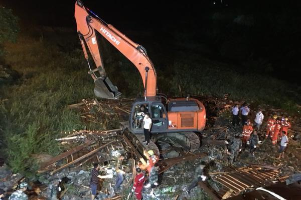 偽人檢查游戲電腦版下載_泰柬邊境沖突后居民撤離到寺廟內(nèi)休息