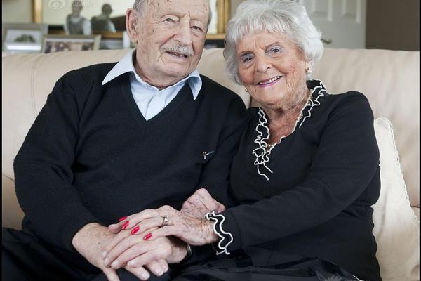 12110編寫短信報警流程_三折疊巔峰對決 三星能否終結華為無盡的寂寞