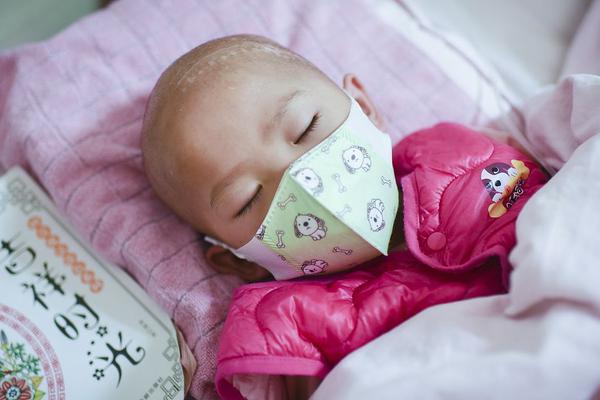 tictok事件來龍去脈_湖北黃石:外國游客打卡佛手雕塑 遠眺仙島湖風光