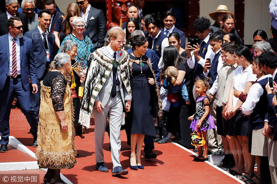 tictok事件來龍去脈_湖北黃石:外國游客打卡佛手雕塑 遠眺仙島湖風光