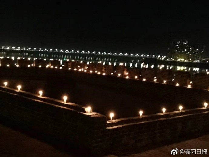 tictok事件來龍去脈_湖北黃石:外國游客打卡佛手雕塑 遠眺仙島湖風光