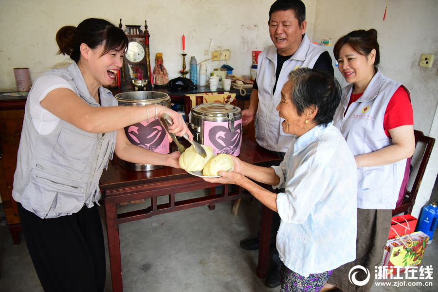 微信裂變_大學(xué)生走進“未來工廠”，探索智能制造新圖景