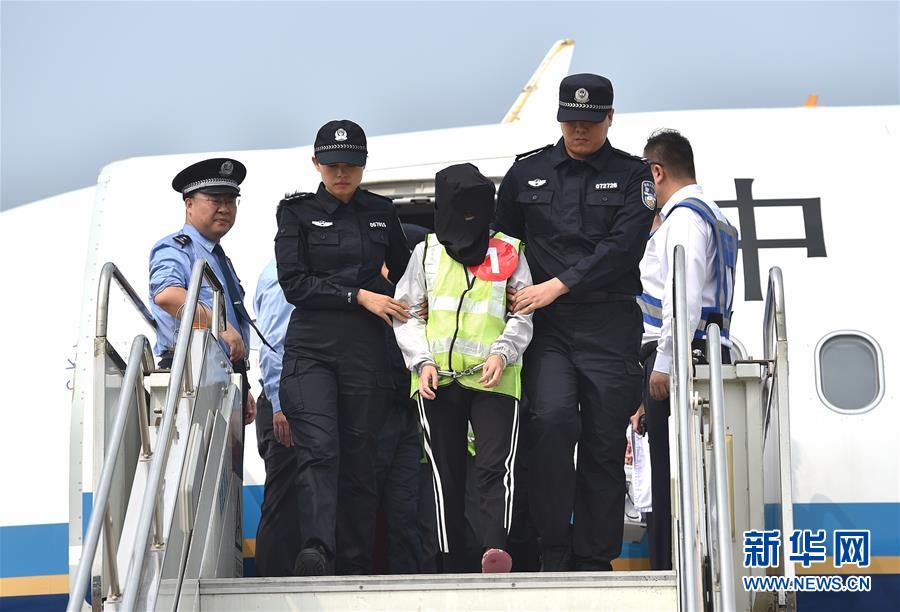 灰色大衣，配高領(lǐng)衫才時(shí)髦！