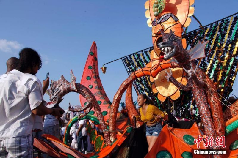 廈門網(wǎng)頁推廣公司_男孩校服背后被寫不文明話