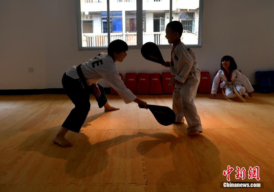 門戶網(wǎng)站是什么_法國(guó)藝術(shù)家貝納維內(nèi)紀(jì)念雕塑捐贈(zèng)儀式在北京舉行