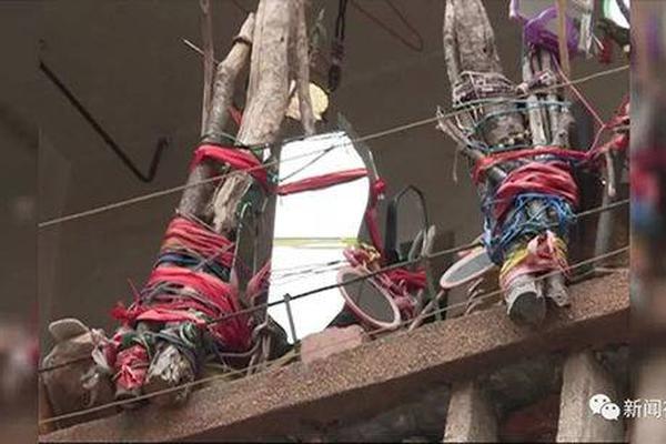 《婚色耀眼：總裁的小新娘》