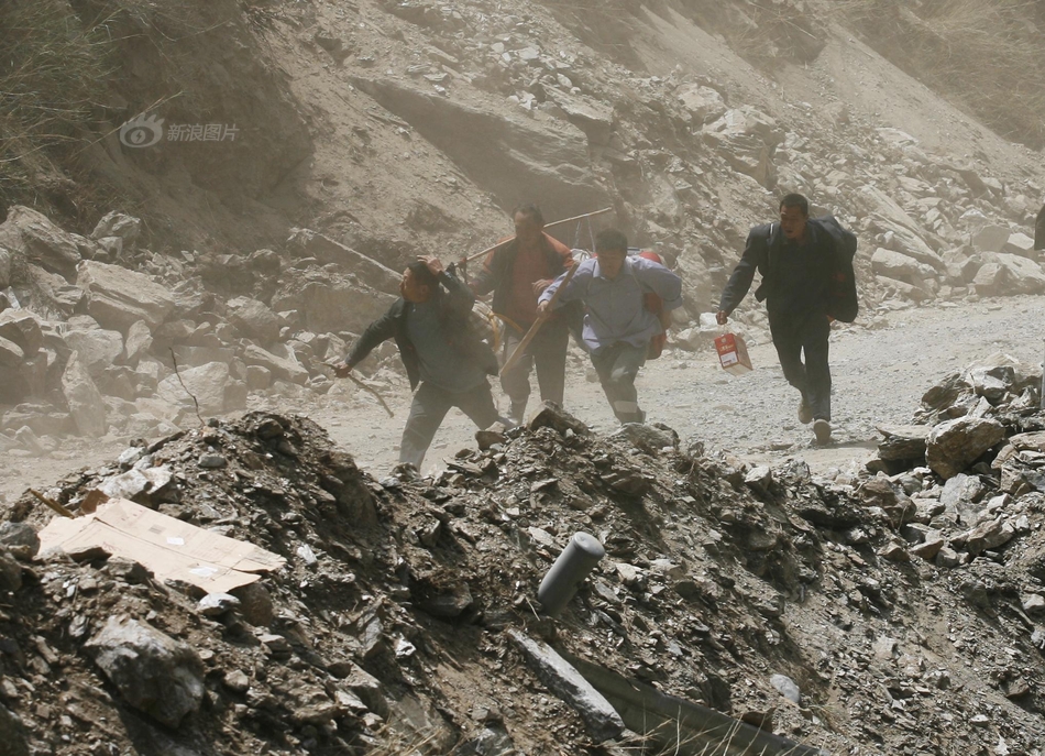 地鐵運行中的廣告視覺暫留_尼克斯117-101擊敗猛龍 布倫森35分率隊客場取勝