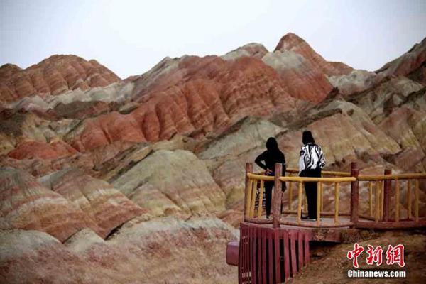 美國知名網(wǎng)站_蔡瀾書法作品展現(xiàn)獨特風(fēng)格，作品引發(fā)熱議