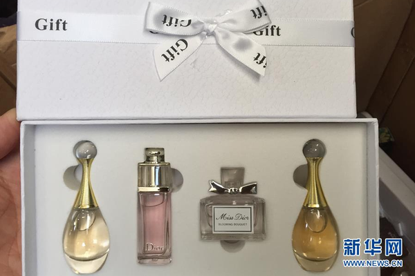 美國知名網(wǎng)站_蔡瀾書法作品展現(xiàn)獨特風(fēng)格，作品引發(fā)熱議