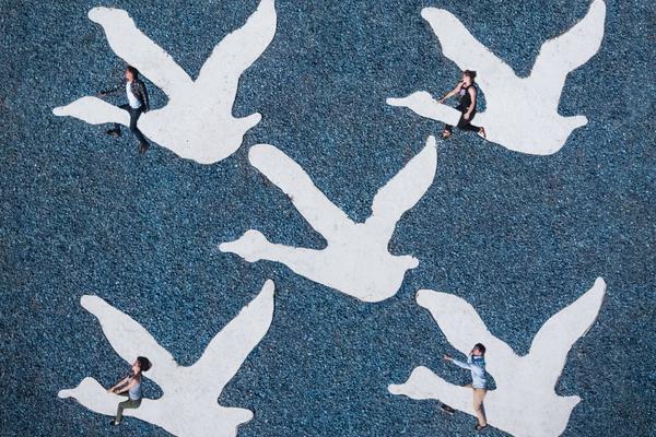 回鄉(xiāng)探親帶了10個(gè)保鏢，進(jìn)村看到養(yǎng)父被鎖狗籠，村霸：你算老幾！