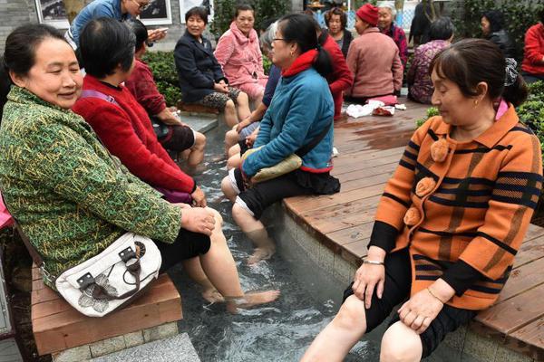 動(dòng)易模板_要“皺皺巴巴”才能穿出最時(shí)尚的感覺(jué)？