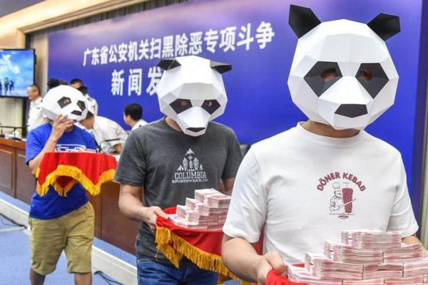 圖片源碼查看_回鄉(xiāng)探親帶了10個(gè)保鏢，進(jìn)村看到養(yǎng)父被鎖狗籠，村霸：你算老幾！